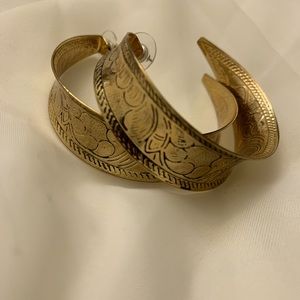 Gold hoop earrings. Gift box included.